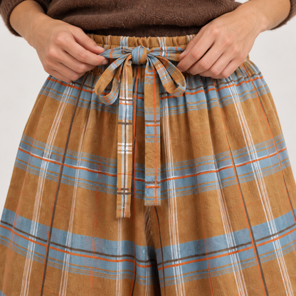 Pantalón bombacho de cuadros camel, detalle de cintura elástica y cordón