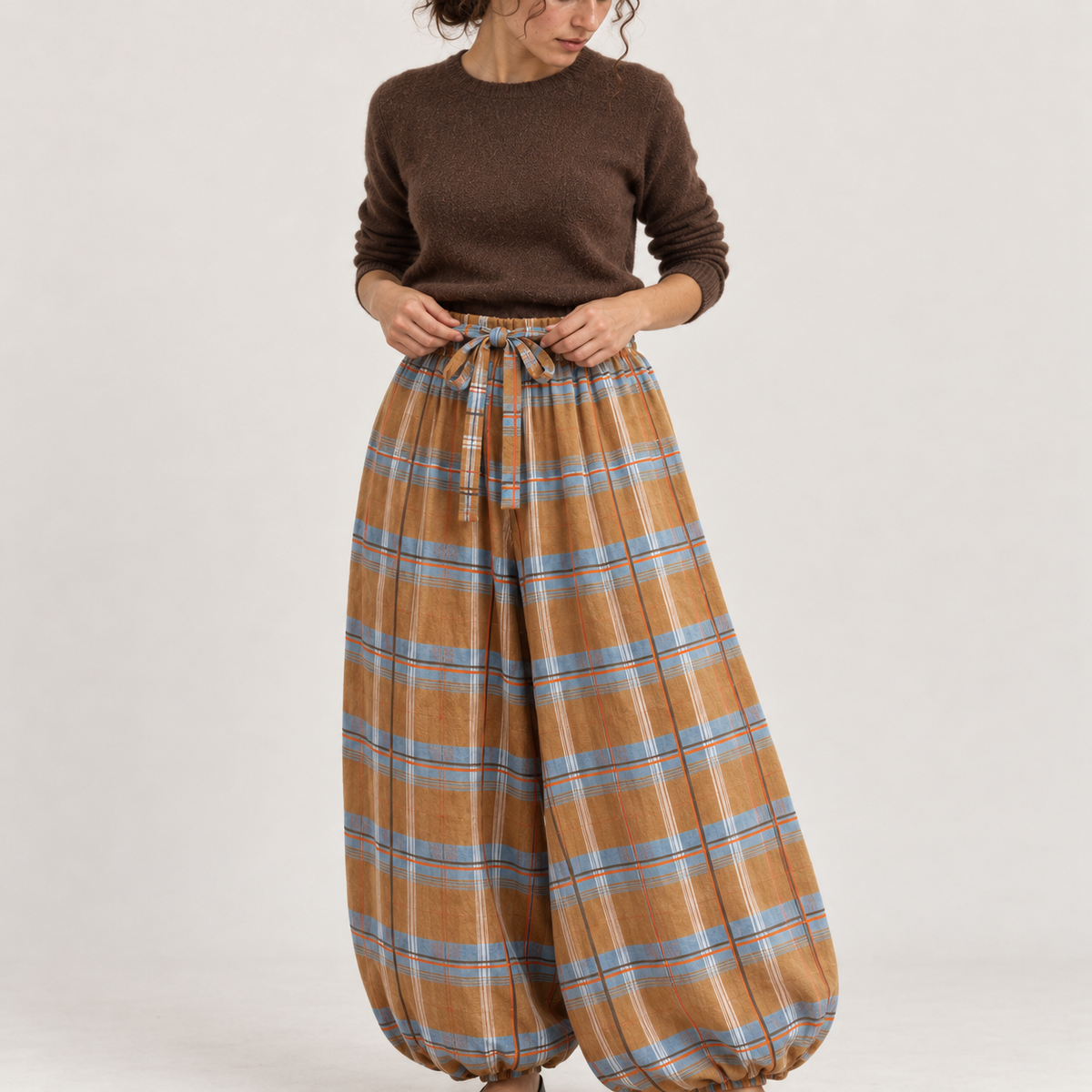 Pantalón bombacho de cuadros camel con cordón, plano medio de estudio