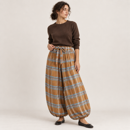 Pantalón bombacho de cuadros camel con cordón, portada de estudio