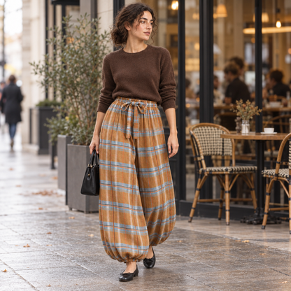 Pantalón bombacho de cuadros camel con cordón en escena lifestyle de otoño