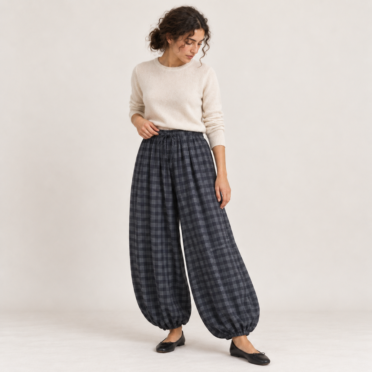 Pantalón bombacho de cuadros gris con cordón, portada de estudio