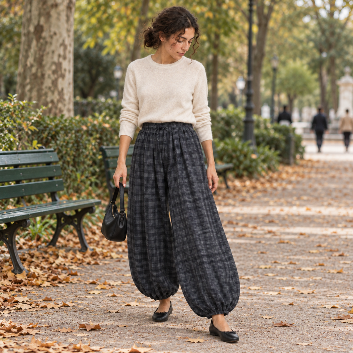 Pantalón bombacho de cuadros gris con cordón en escena lifestyle de otoño