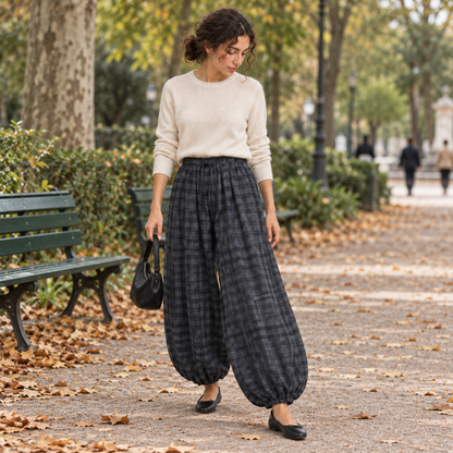 Pantalón bombacho de cuadros gris con cordón en escena lifestyle de otoño