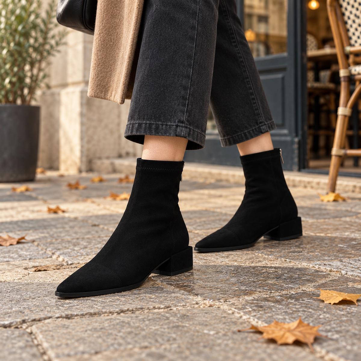 Botines de ante negros con punta fina en look de otoño