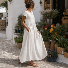 Vestido largo de lino blanco con bolsillos en mercado mediterráneo