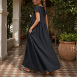 Vestido largo de lino gris con bolsillos en patio mediterráneo