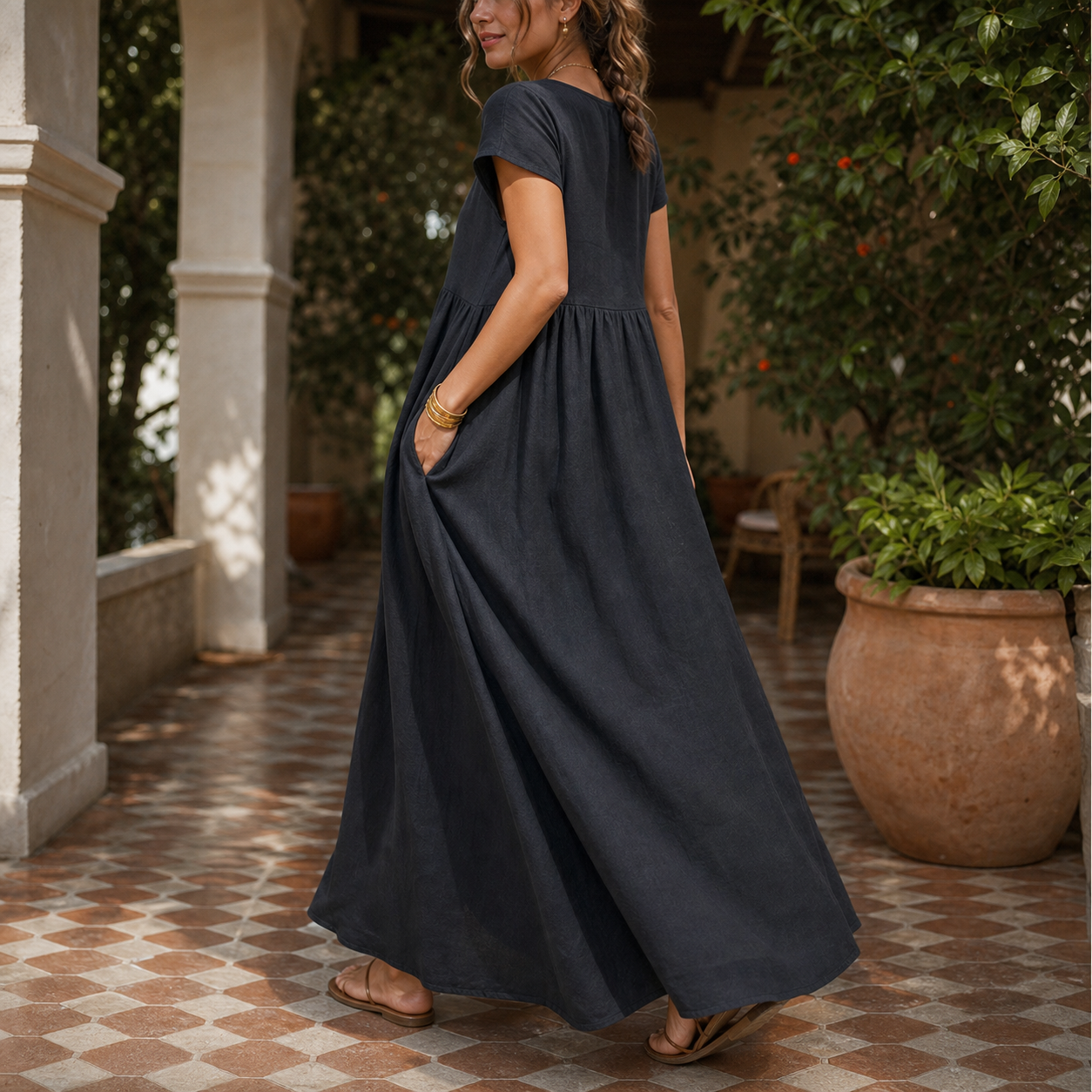 Vestido largo de lino gris con bolsillos en patio mediterráneo