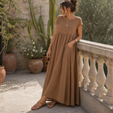 Vestido largo de lino marrón con bolsillos en terraza mediterránea