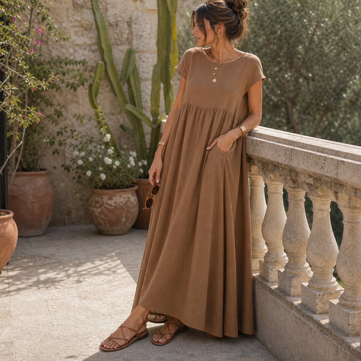 Vestido largo de lino marrón con bolsillos en terraza mediterránea