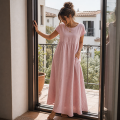Vestido largo de lino rosa con bolsillos en balcón mediterráneo