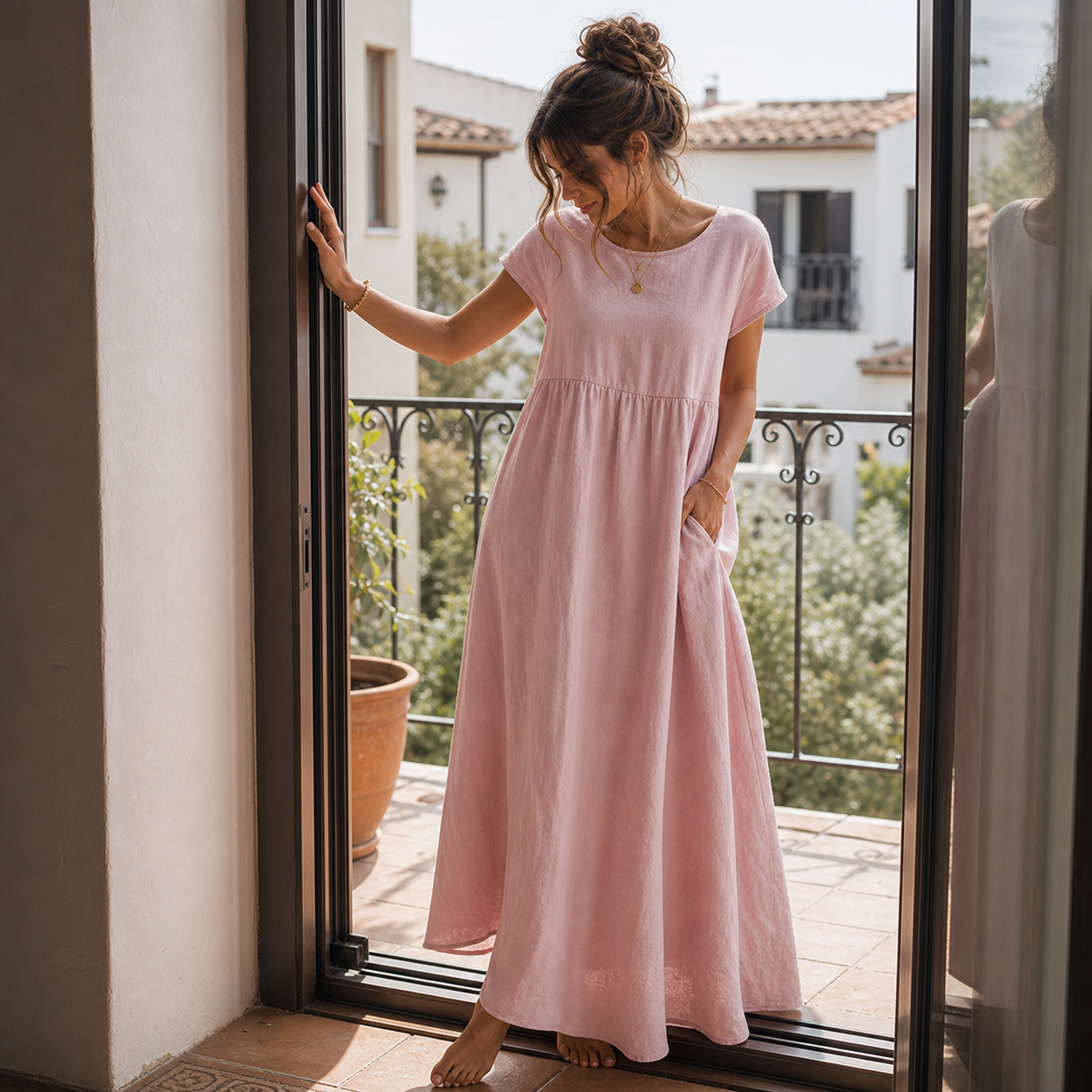 Vestido largo de lino rosa con bolsillos en balcón mediterráneo