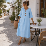 Vestido de lino azul cielo con botones en terraza española