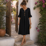 Vestido de lino negro con botones en patio mediterráneo