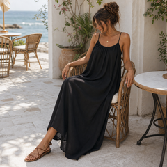 Vestido maxi negro suelto sentado en terraza mediterránea