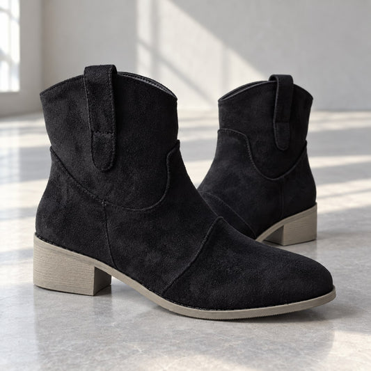Botines cowboy negros de efecto ante en vista lateral de estudio