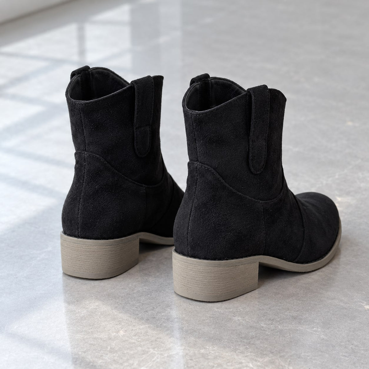 Botines cowboy negros de efecto ante vistos por detrás con tacón bajo