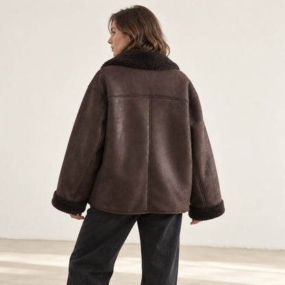 Vista trasera de chaqueta doble faz marrón oversize con borreguito