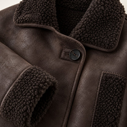Detalle de textura efecto ante y borreguito en chaqueta marrón