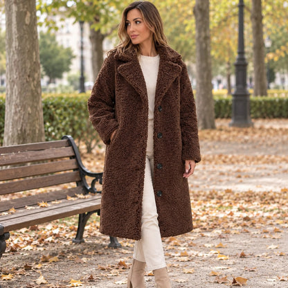 Abrigo de borreguito marrón chocolate largo con solapa, look de otoño en parque urbano