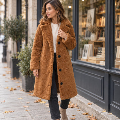 Abrigo de borreguito marrón coñac largo con solapa, look de otoño en la ciudad
