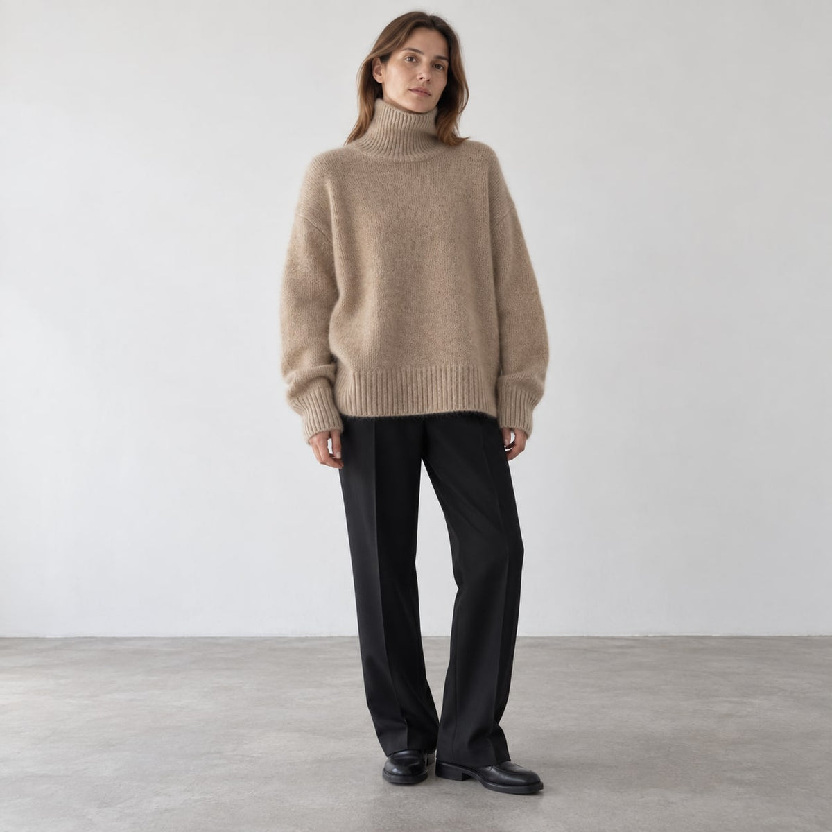 Jersey oversize de cuello alto camel en cuerpo entero de estudio