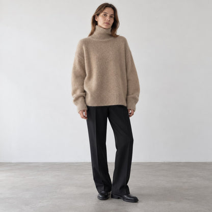 Jersey oversize de cuello alto camel en cuerpo entero de estudio