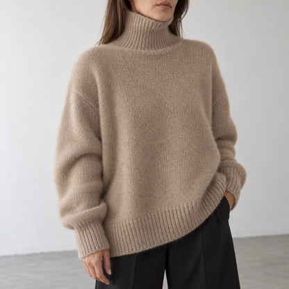 Detalle frontal del jersey oversize de cuello alto camel