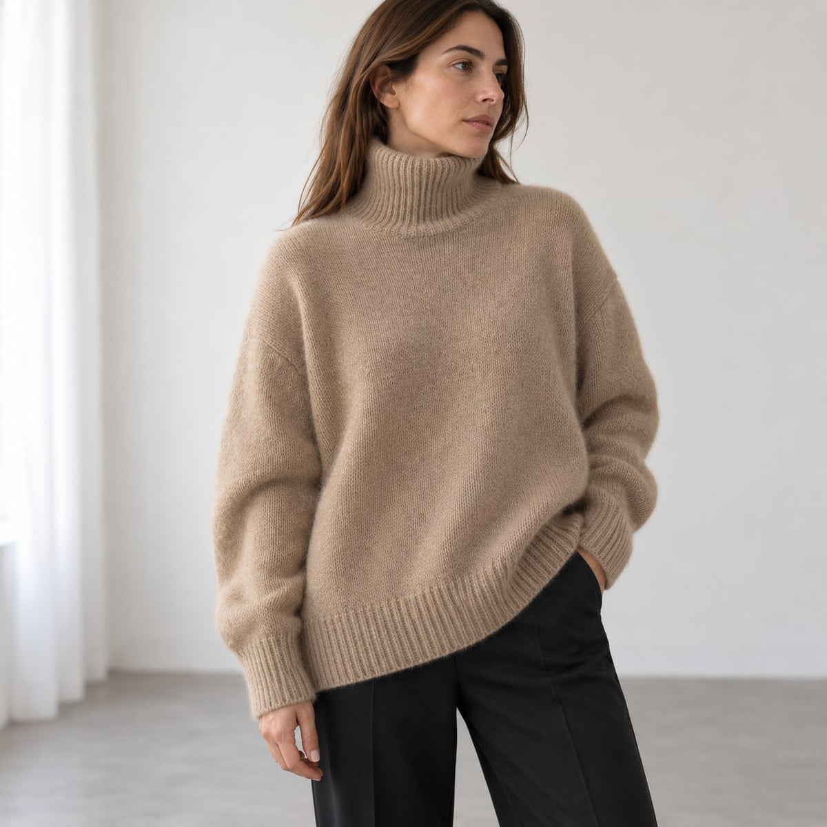 Jersey oversize de cuello alto camel en plano tres cuartos de estudio