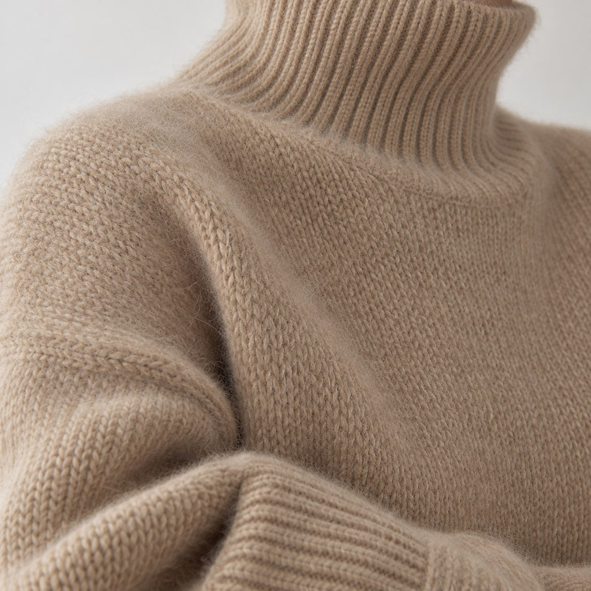 Primer plano del punto suave y el cuello acanalado del jersey camel