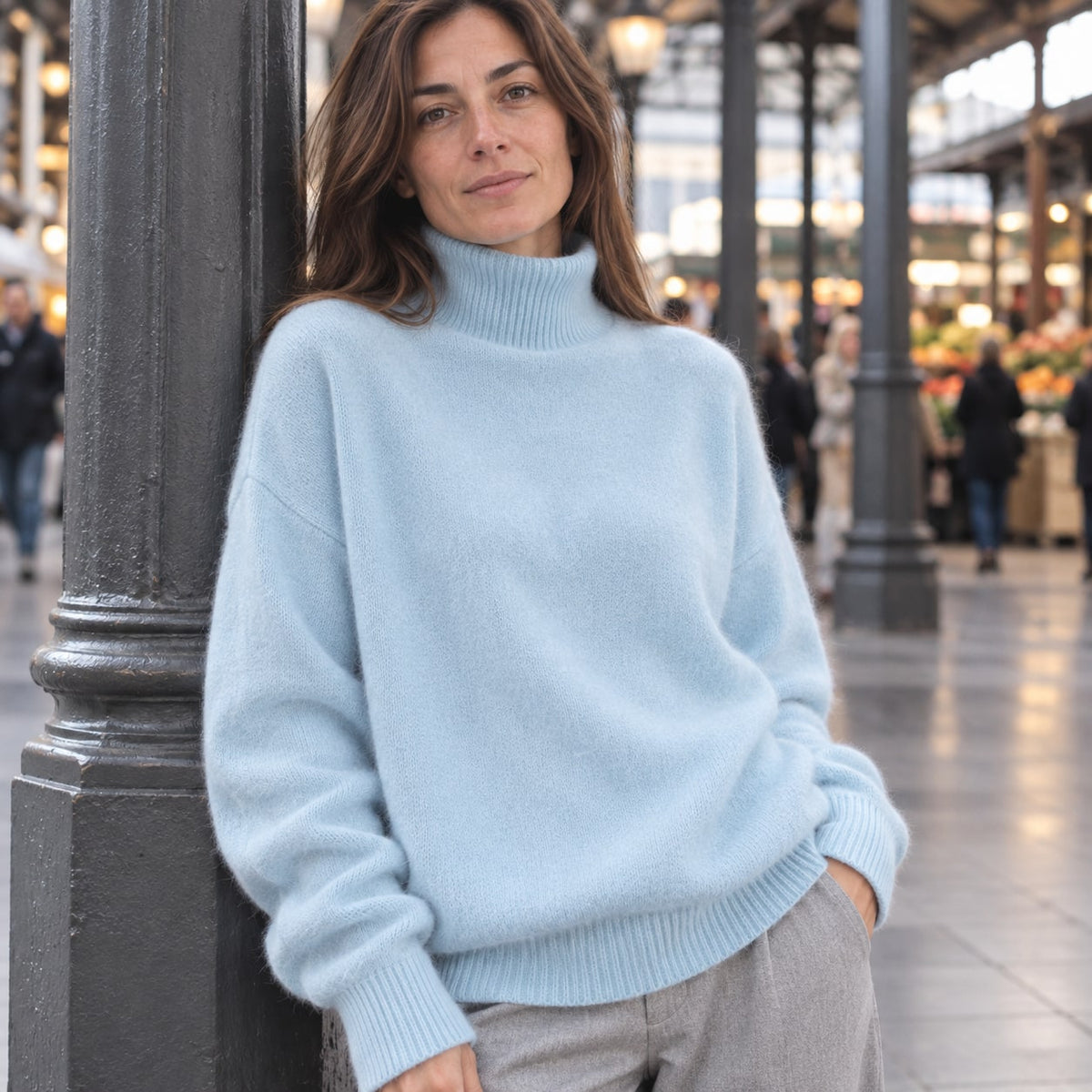 Jersey oversize de cuello alto azul cielo en un mercado cubierto