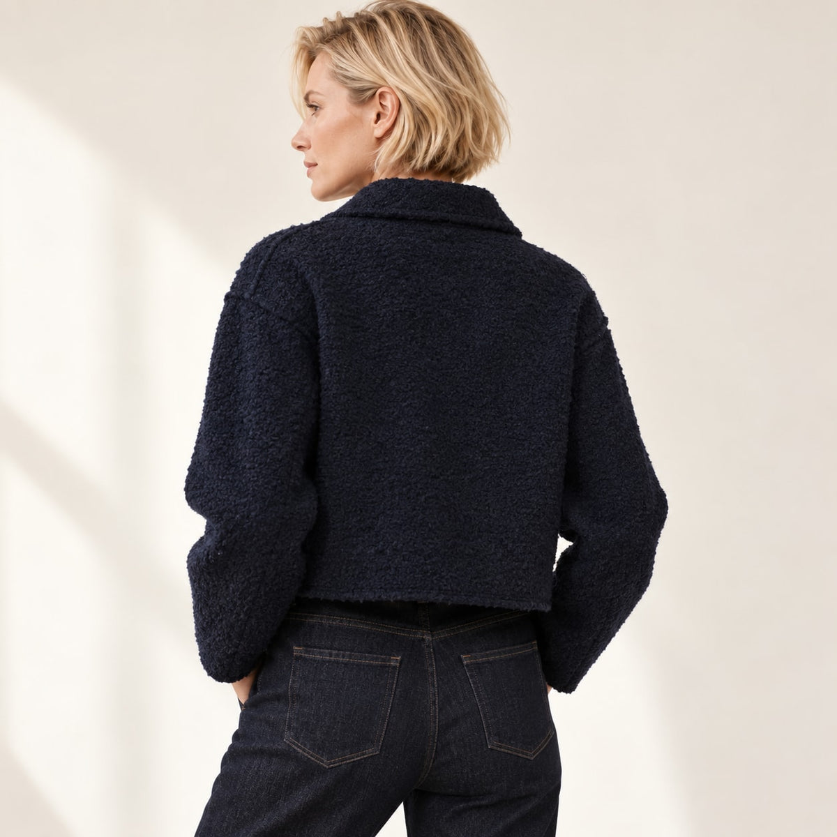 Vista trasera de chaqueta corta azul marino bouclé