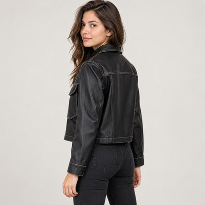 Perfil y espalda de la chaqueta de polipiel negra corta