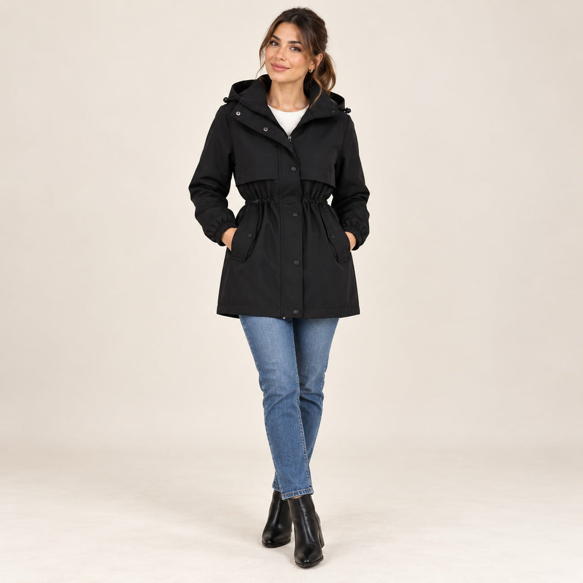 Parka negra con capucha vista de cuerpo entero