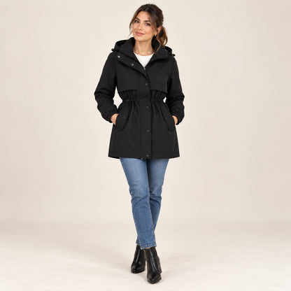 Parka negra con capucha vista de cuerpo entero