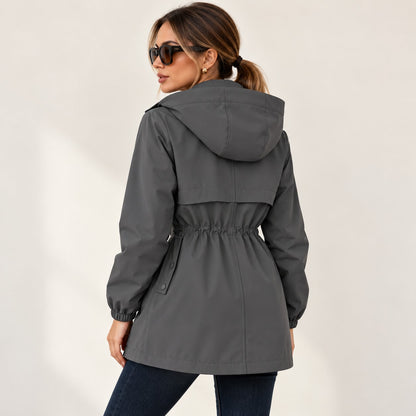Vista trasera de parka gris grafito con capucha y cintura fruncida