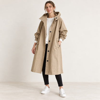 Gabardina larga beige con capucha de cuerpo entero en estudio