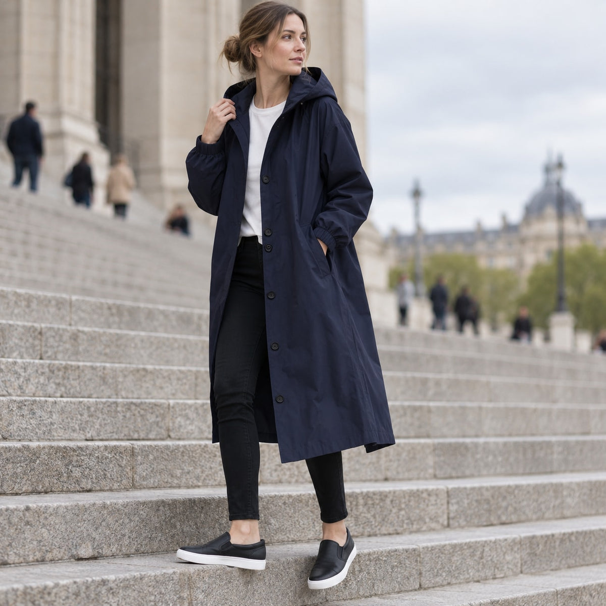 Gabardina larga azul marino con capucha, paseo urbano de otoño