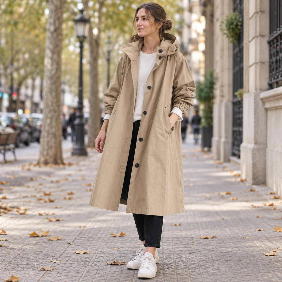 Gabardina larga beige con capucha, look de otoño en avenida urbana