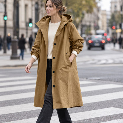 Gabardina larga camel con capucha, look de otoño en paso de cebra urbano