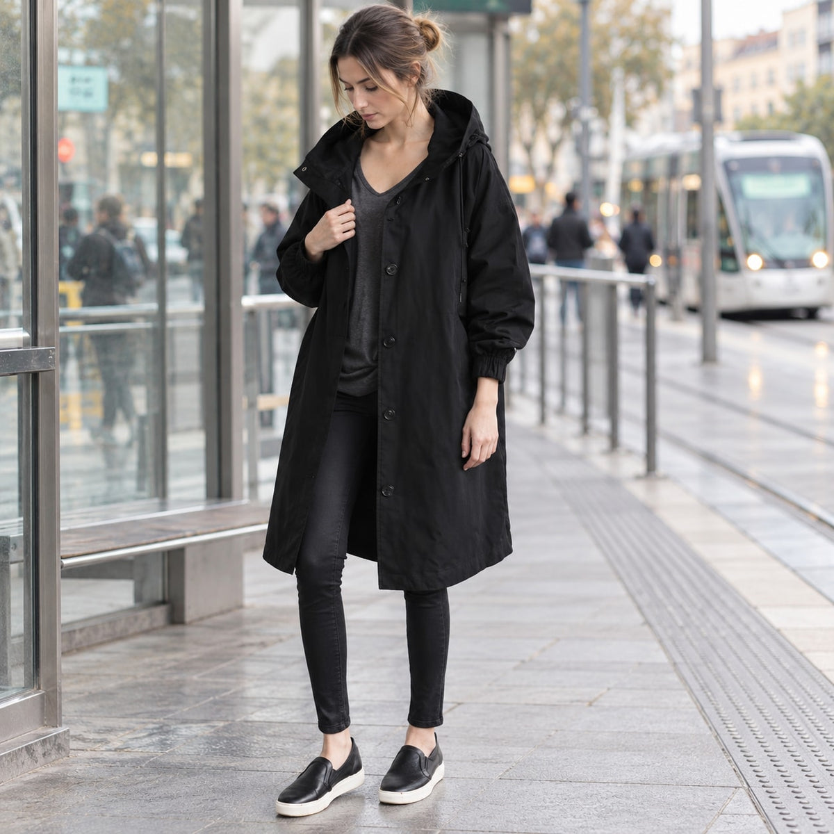 Gabardina larga negra con capucha, look casual de entretiempo