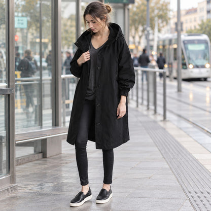 Gabardina larga negra con capucha, look casual de entretiempo