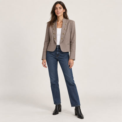 Blazer militar topo con vaqueros, cuerpo entero en estudio