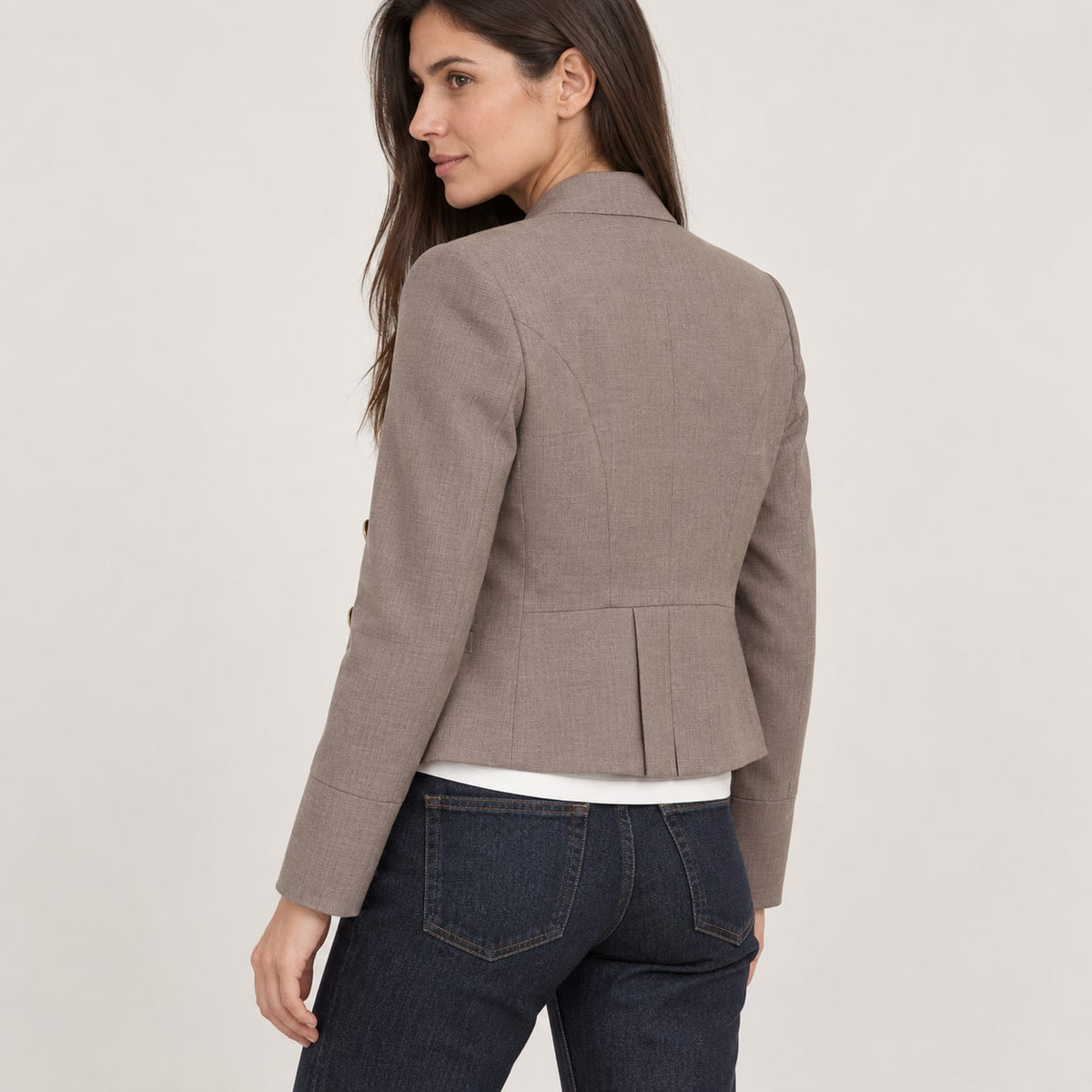 Espalda del blazer militar topo corto