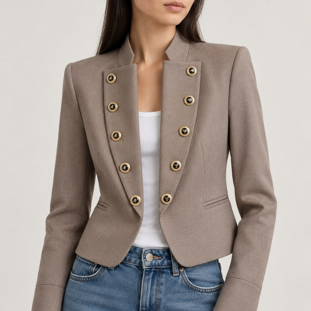 Detalle medio del blazer militar topo con ocho botones dorados