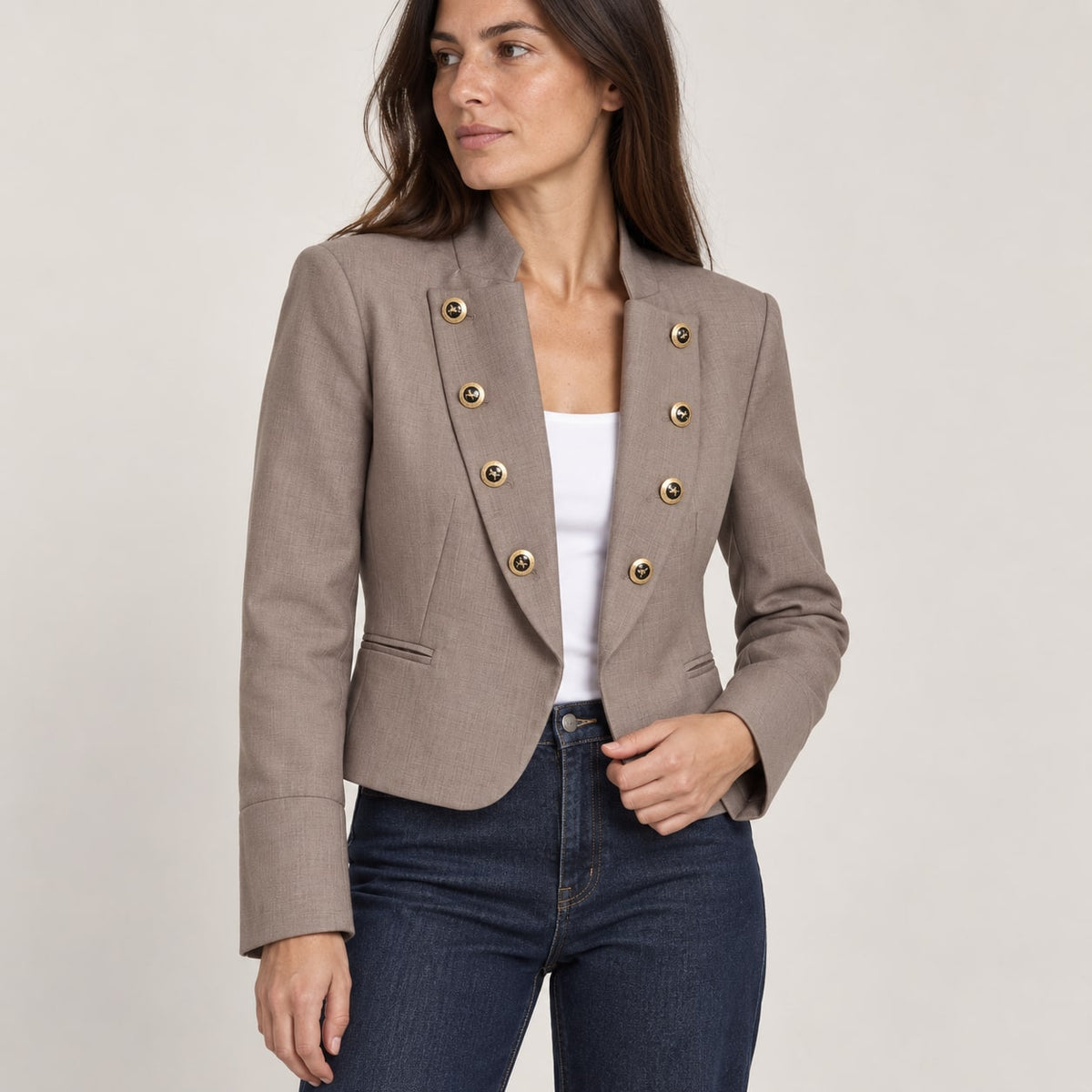 Blazer militar topo corto con botones dorados en estudio