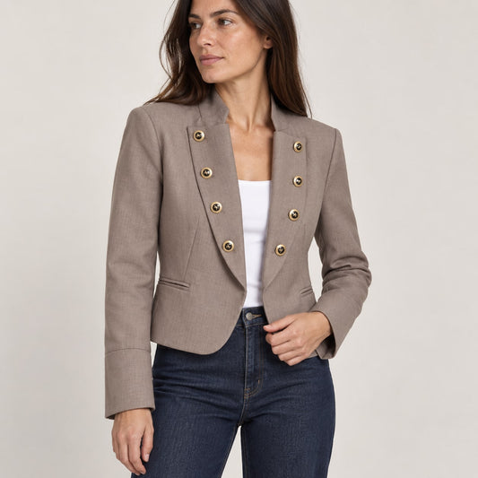 Blazer militar topo corto con botones dorados en estudio