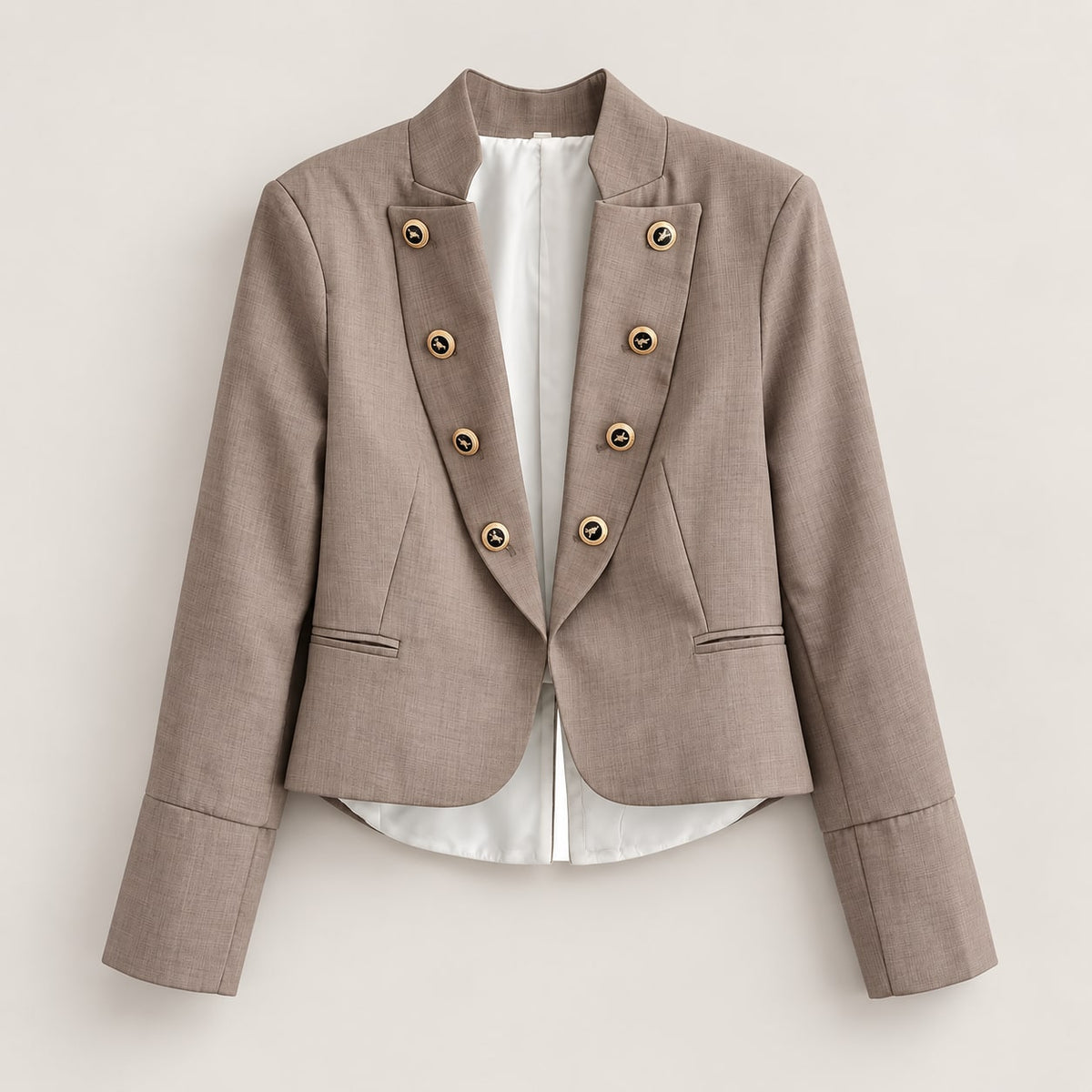 Blazer militar topo con botones dorados sobre fondo de estudio