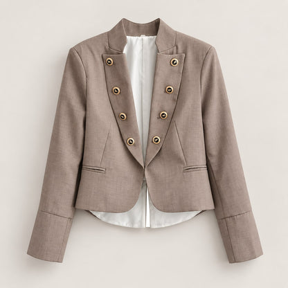 Blazer militar topo con botones dorados sobre fondo de estudio