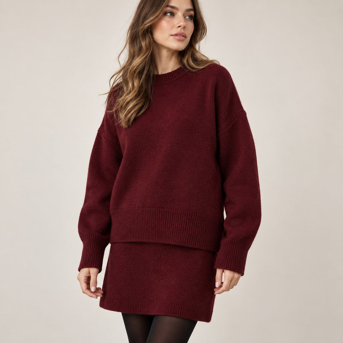 Detalle medio del conjunto de punto burdeos con jersey oversize y falda