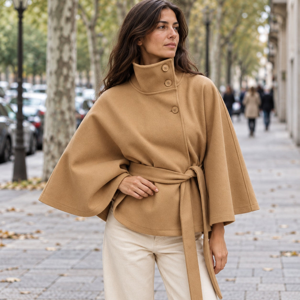 Abrigo capa camel de paño con cuello alto y cinturón, look de otoño